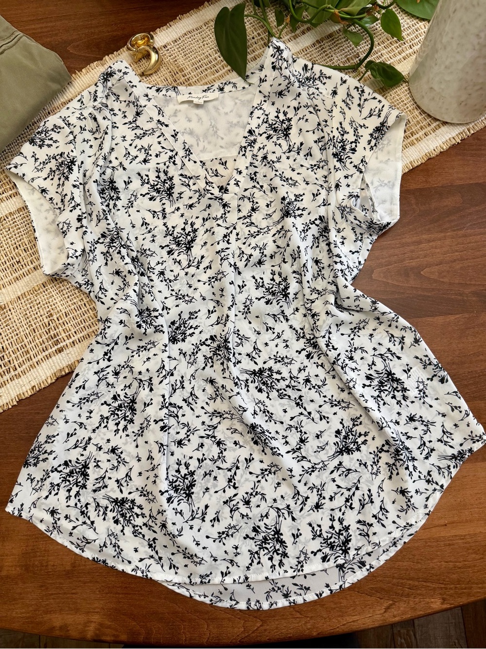 Monday Fun - Black and White Floral V-Neck Cap Sleeve Blouse - L